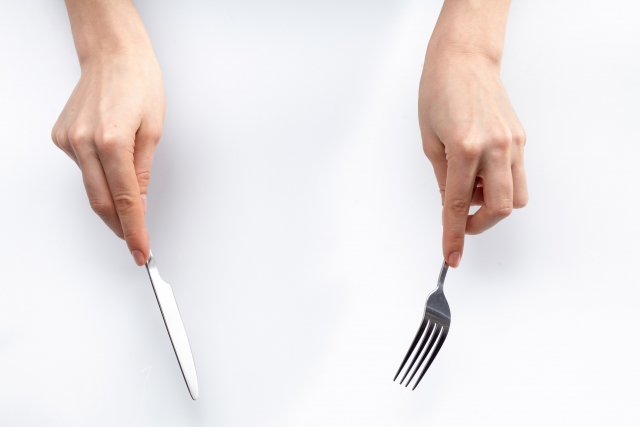 вилка и нож в руках. тарелка с вилкой. рука с вилкой. руки с ножом и вилкой. пустая тарелка.